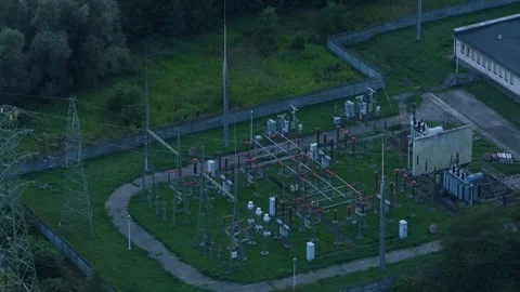 High voltage electrical substation and power line grid with transformer Vidéo 348198076