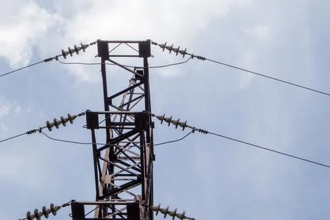 High voltage electrical tower. Power lines and power pylons on a sunny day wi Foto stock