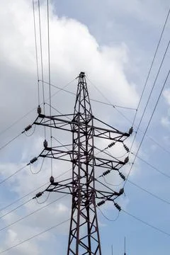 High voltage electrical tower. Power lines and power pylons on a sunny day wi Foto stock