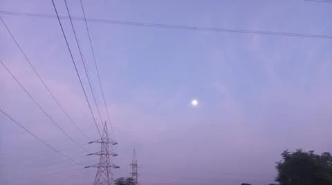 High-voltage electrical transmission tower during twilight or sunset Stock-Fotos