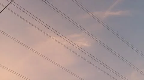 High-voltage electrical transmission tower during twilight or sunset Stock-Fotos
