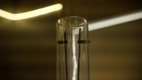 High-voltage electricity experiment demonstrating electric arc discharge  Vídeos de archivo 319208382
