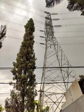 THE HIGH-VOLTAGE ELECTRICITY TOWER 스톡 사진