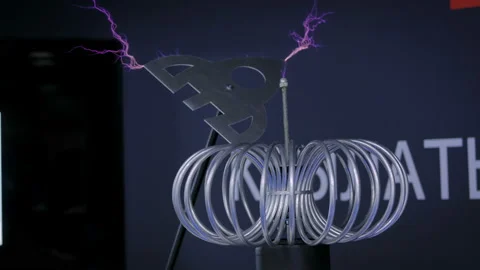 High-voltage experiment with tesla coil Video stock 115349995