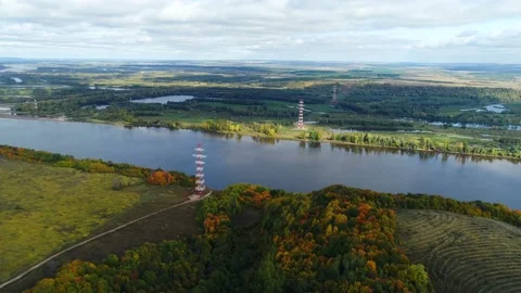 High voltage line distributes energy against beautiful nature Vídeo Stock 90809121