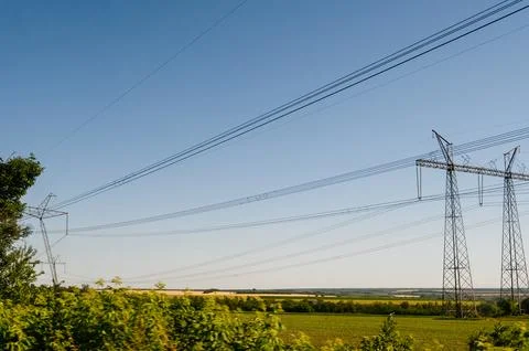 High -voltage lines in the Ukrainian fields at the beginning of the war. Stock-Fotos