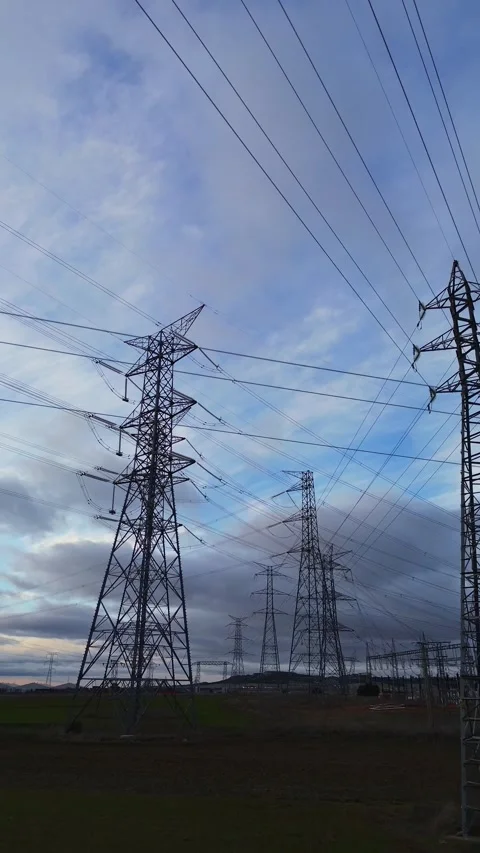 High Voltage Power Lines and Metal Transmission Tower Vidéo 324788269