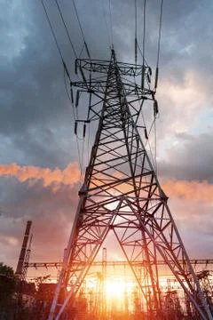 High-voltage power lines on the background of a beautiful cloudy sunset sky. Stockfoto's