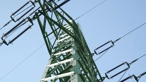 High voltage pylon and power lines - low angle dolly shot, closeup Vídeo Stock 111191672