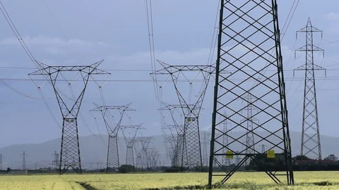 High voltage towers. 库存影片 91395431