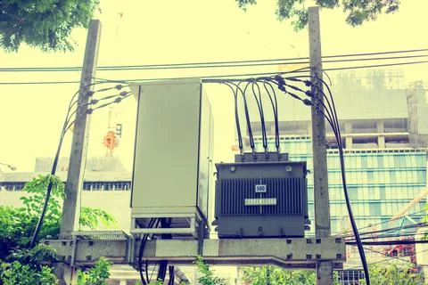 High Voltage transformer with Control box on the electric tower with blurry b Stockfoto's