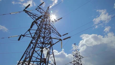 High-voltage transmission line. High voltage power pylons against blue sky. Vídeos de archivo 258067490