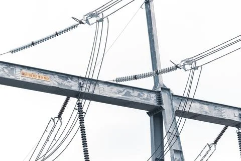 High voltage transmission line structure with power cables and ceramic insu.. Foto stock