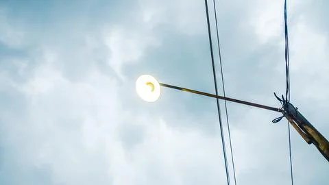 High voltage transmission tower under cloudy sky, reflecting industrial str.. Stock-Fotos