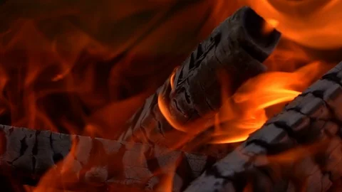 High-volume fire on burnt firewoods in extreme close up and slow motion Видео 108616913