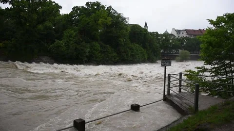 High water of Isar river in central Munich (Hochwasser) Video stock 134580646