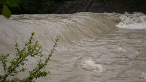 High water of Isar river in central Munich (Hochwasser) Stock Footage 134982788