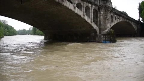 High water of Isar river in central Munich (Hochwasser) Stock Footage 134982961