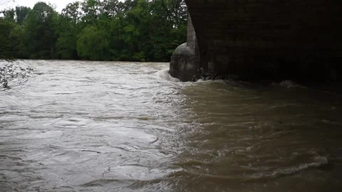 High water of Isar river in central Munich (Hochwasser) Stock Footage 134983036