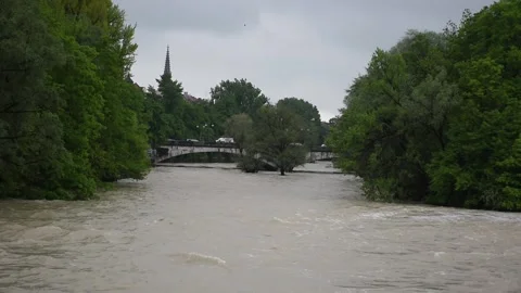 High water of Isar river in central Munich (Hochwasser) Stock Footage 134983308