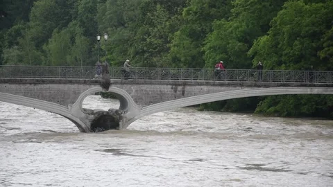 High water of Isar river in central Munich (Hochwasser) Stock Footage 134983661