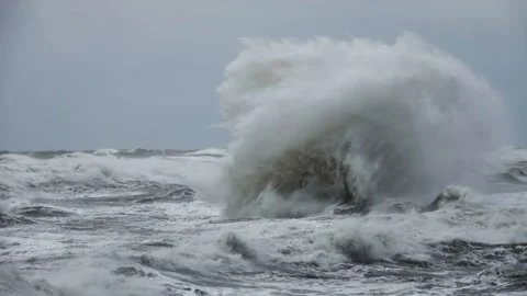 High wave breaking on the rocks of the coastline. Extremely Big Wave crushing 스톡 동영상 99039713