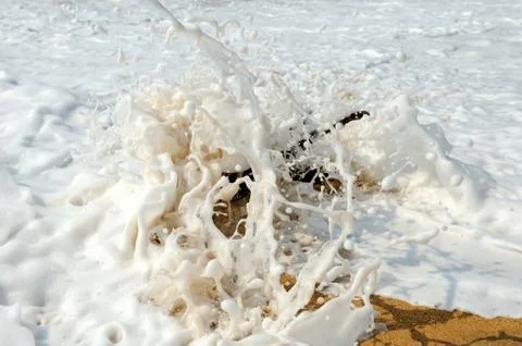 High wave breaking on the rocks Foto stock