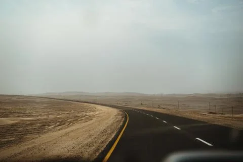 High winds causing limited visibility and blowing sand across the road Foto stock