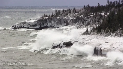 High winds create exploding 50ft waves on Lake Superior Video stock 106302631