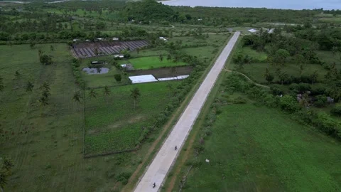 Highangle Shot Capturing Vehicle Movement On Vibrant Coast Road Vídeos de archivo 334337296