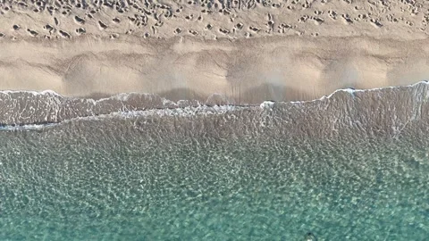 Higher Altitude Top-Down Drone Flight Over Waves and Sandy Shoreline in Vídeo Stock 332996890