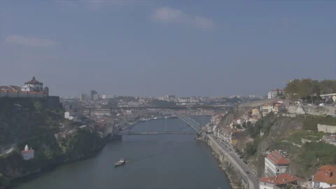 Higher views of Luís I Bridge and Douro river in Porto Portugal (Cinelike D) Vídeo Stock 220492353