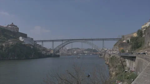 Higher views of Luís I Bridge and Douro river in Porto Portugal (Cinelike D) Vídeo Stock 220493057