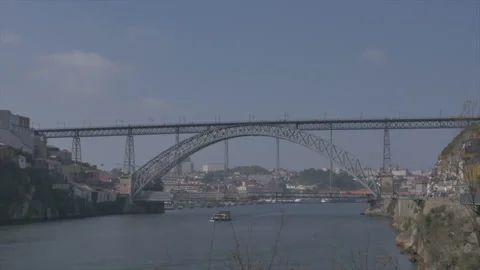 Higher views of Luís I Bridge and Douro river in Porto Portugal (Cinelike D) Vídeo Stock 220493457