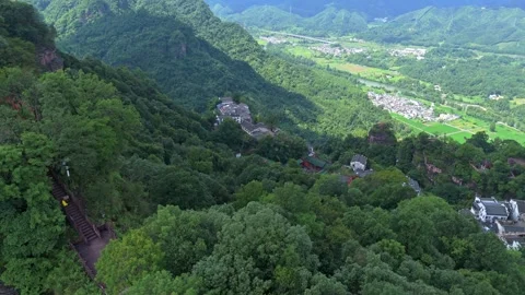 The highest peak observation deck and Qiyun Mountain Scenic Area Stockbeeldmateriaal 347464180