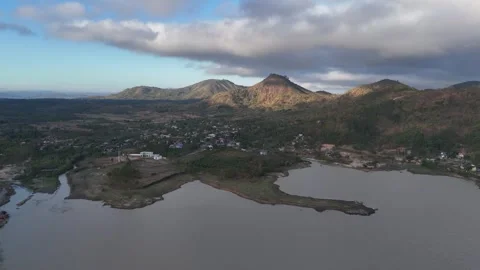 Highland Haven: Panoramic Aerial View of Mountain Lake and Rural Valley 스톡 동영상 342774198