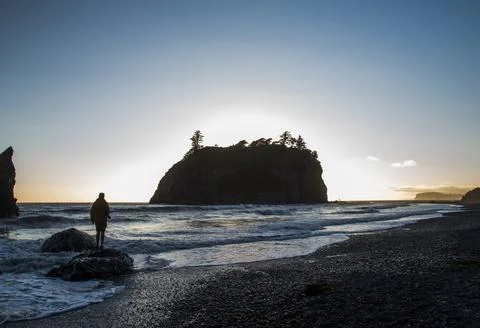 A highlight of the Olympic National Park is Ruby Beach. Tourists enjoy the Foto stock