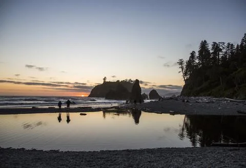A highlight of the Olympic National Park is Ruby Beach. Tourists enjoy the Foto stock