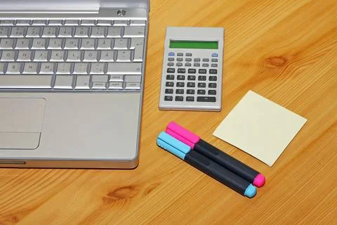 Highlighter Pens Silver Notebook Two Highlighter Pens Sticky Notes and Cal... 스톡 사진