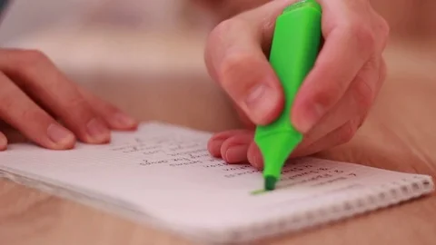 Highlighting notes in notebook 動画素材 85167447