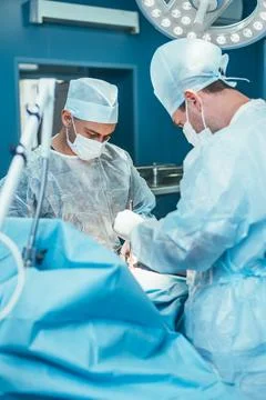 A highly qualified team of surgeons performs a complex operation to remove .. Stock-Fotos