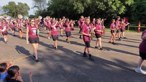 Highschool marching band playing in the 4th of July parade in Minnesota Видео 339373076