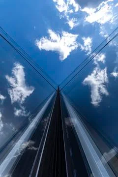 Hight building sky reflection symmetrically with white clouds Stock-Fotos