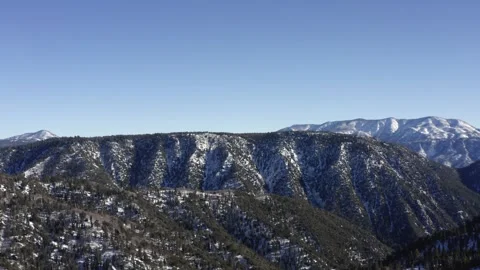Highway 18 Car Tracking San Bernardino Mountains in Winter Snow California 库存影片 335260971
