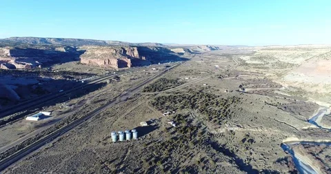 Highway 40 passing through a valley in Arizona Stockbeeldmateriaal 84329566