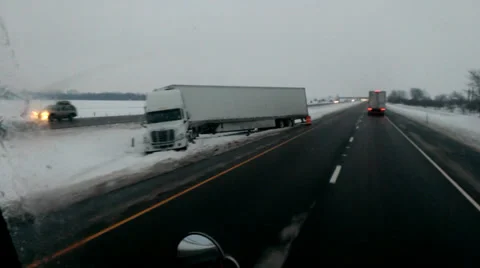 Highway Accident on Icy Road. 库存影片 34005437