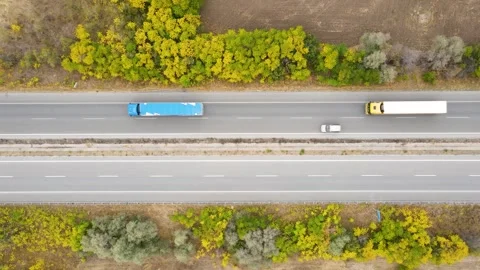 Highway in Autumn Forest Vídeo Stock 333328379
