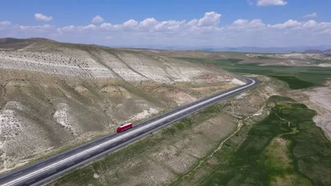 Highway Between Green Plains and Mountains Vídeos de archivo 334804750