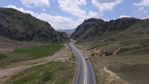 Highway Between Green Plains and Mountains Vídeo Stock 334878853