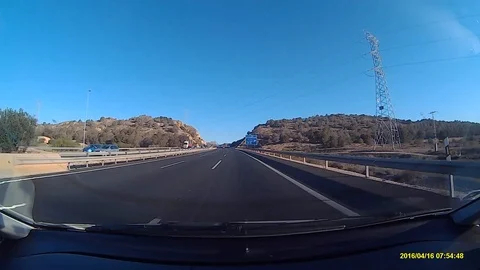 Highway between two mountains. Ascent to Cadena Mountain Pass Vidéo 102331309